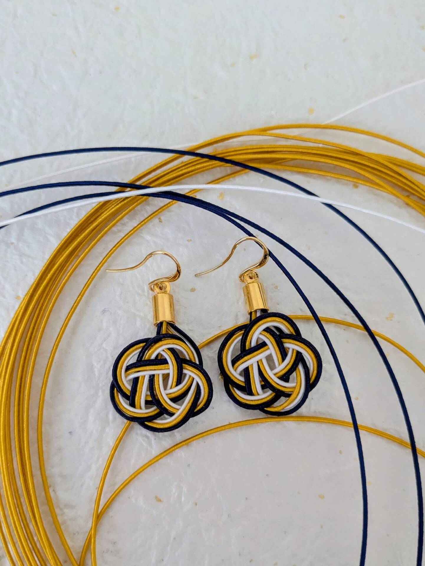 Boucles d'oreilles Umemusubi - Bleu Marine & Jaune Oranger