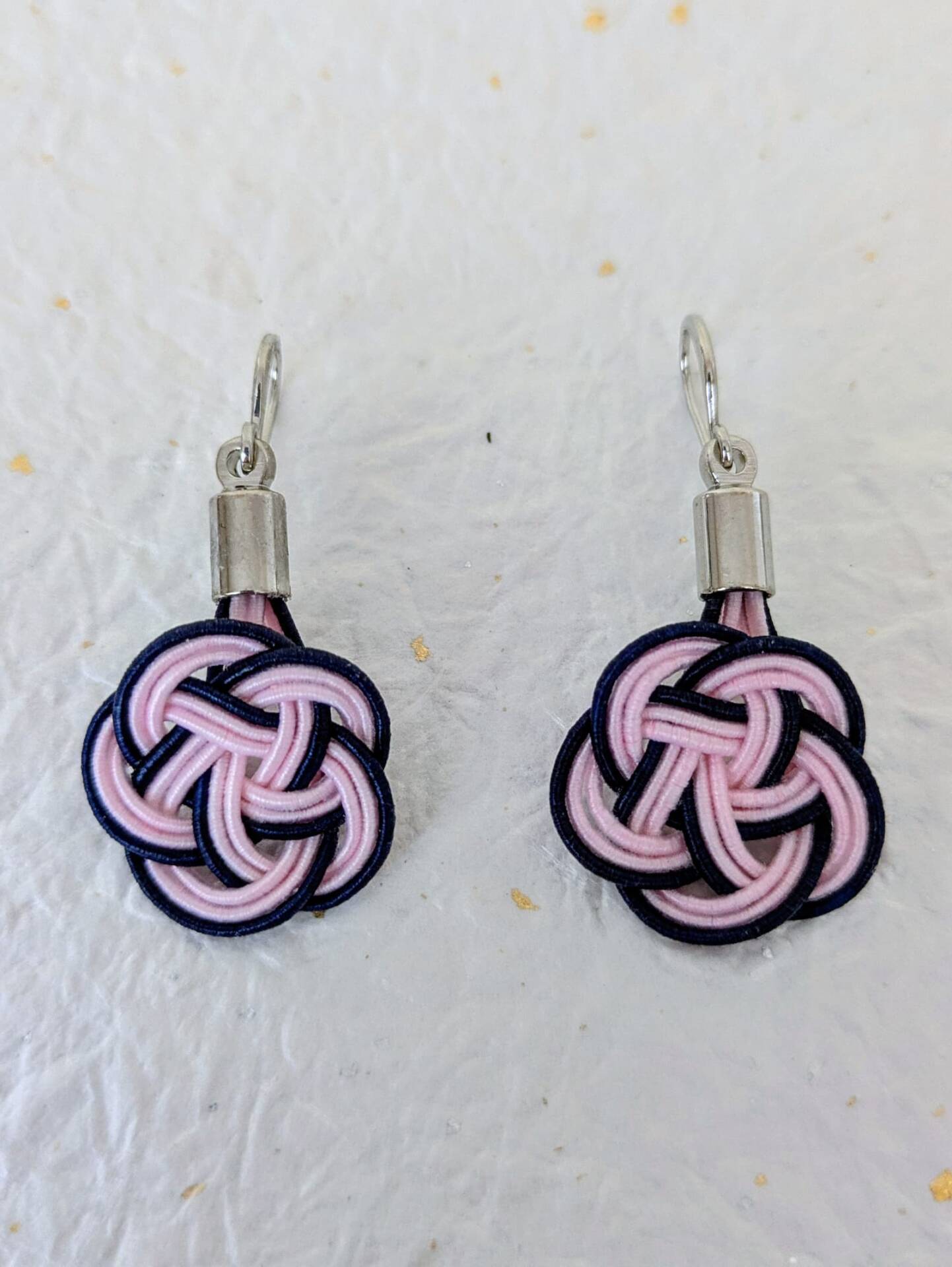 Boucles d'oreilles Umemusubi - Bleu Marine & Rose Pastel